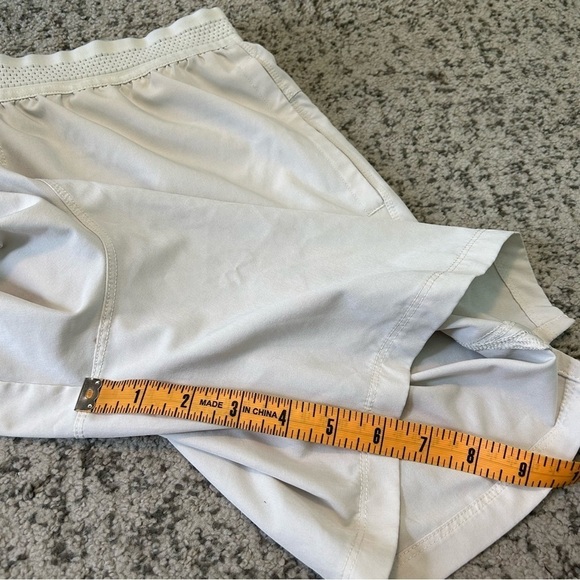Fabletics White Bermuda Athletic Shorts with Pockets Size Small - Picture 7 of 7